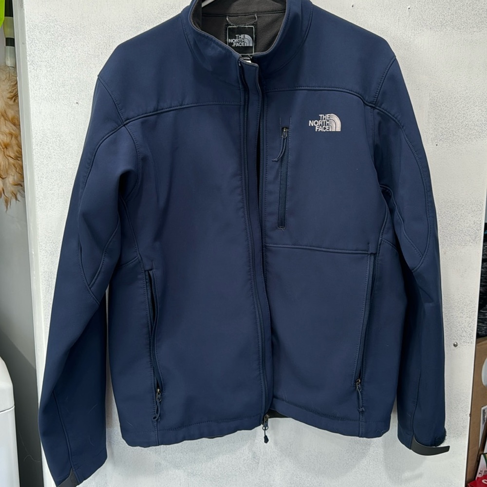 North face TNF APEX men’s medium, slightly worn.